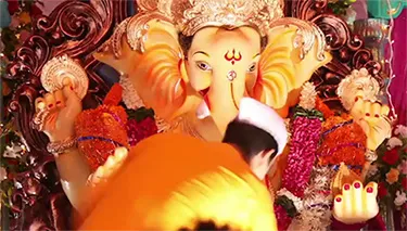 Ogilvy and Mumbai Police send out a Ganapati festival message in gold coins
