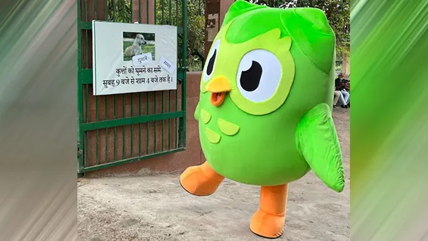 Duolingo’s mascot Duo goes on a sign-cleaning spree for #SwachhBhashaAbhiyaan campaign